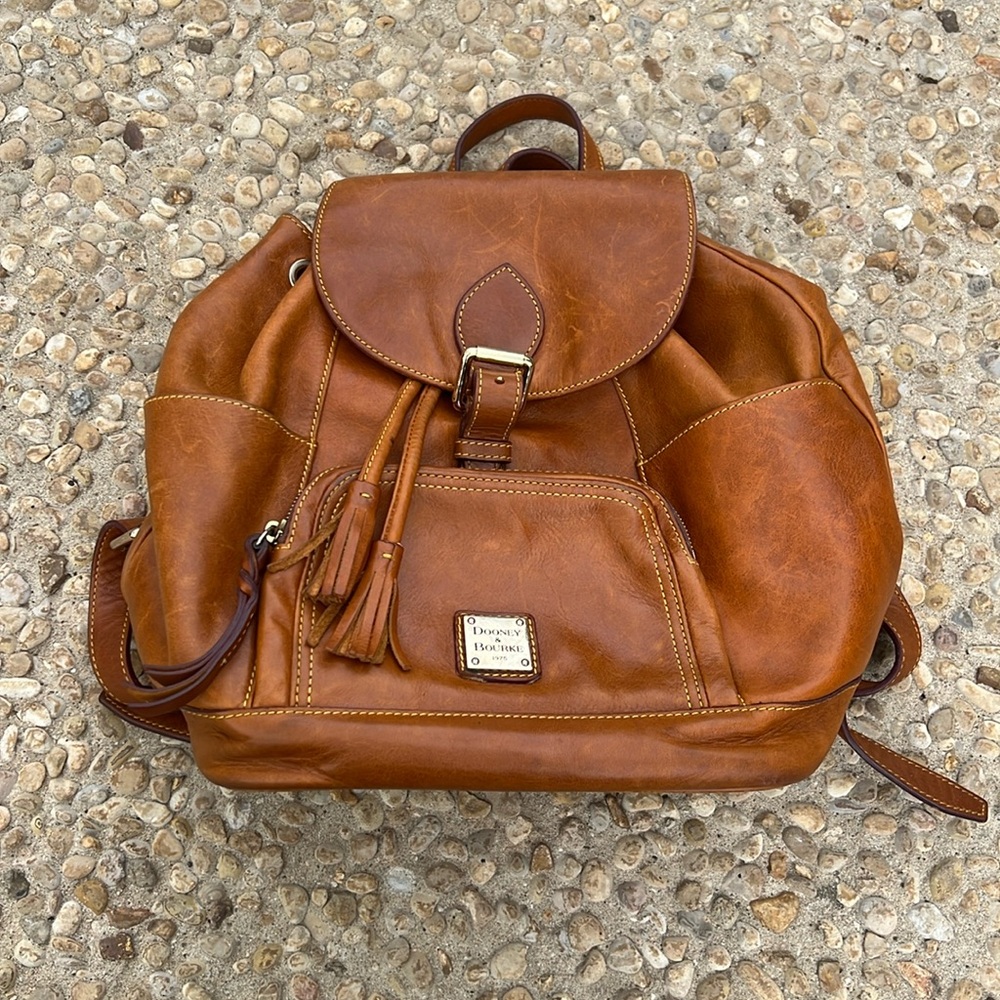 Authentic vintage Dooney & Bourke leather backpack in a cognac/caramel tone 🤎